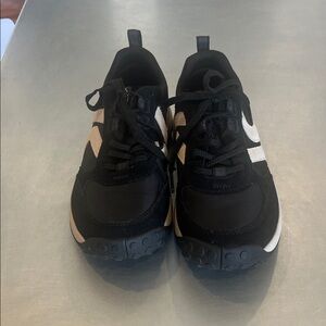 Keen - Ks86 Woman’s size 8 Black and White Sneakers
